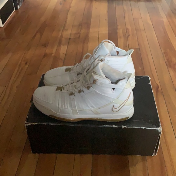 LEBRON Basketball Shoes - Picture 3 of 6